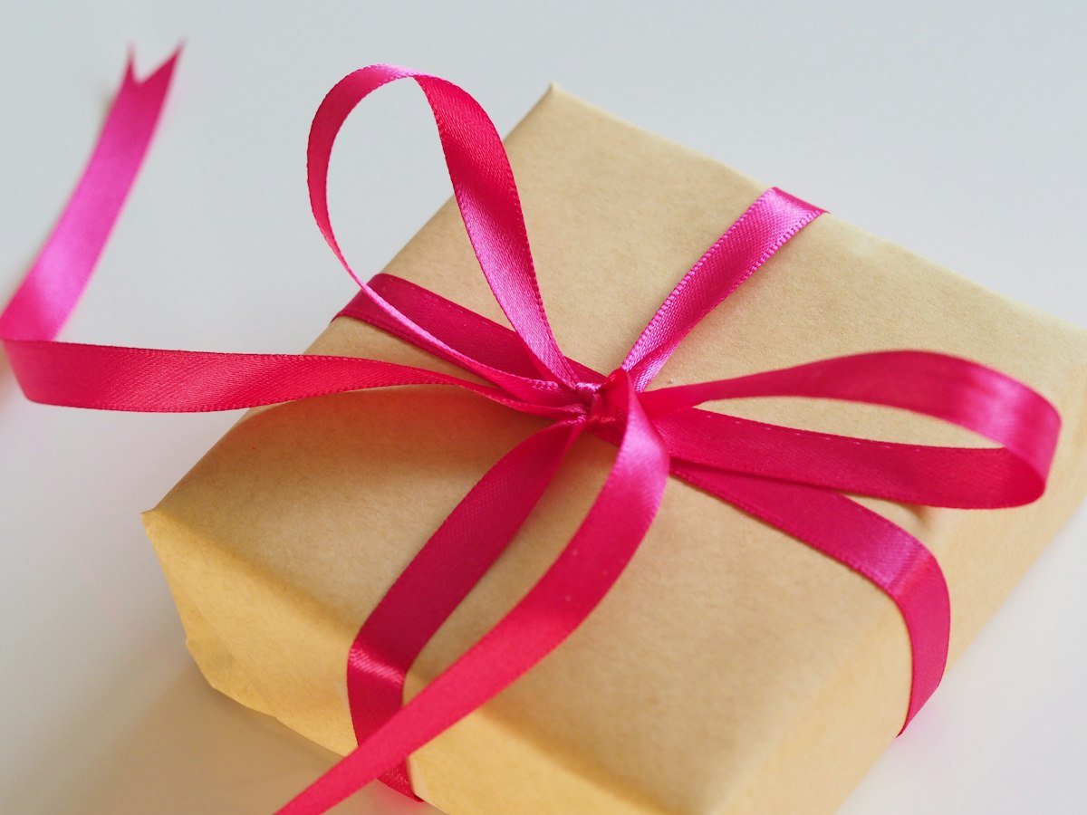 Presente embrulhado com laço rosa